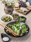Fenix skål med sallad på ett dukat bord Tell Me more